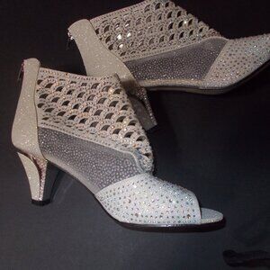 Mint condition women's Pierre Dumas special occasion heels size 11 Medium